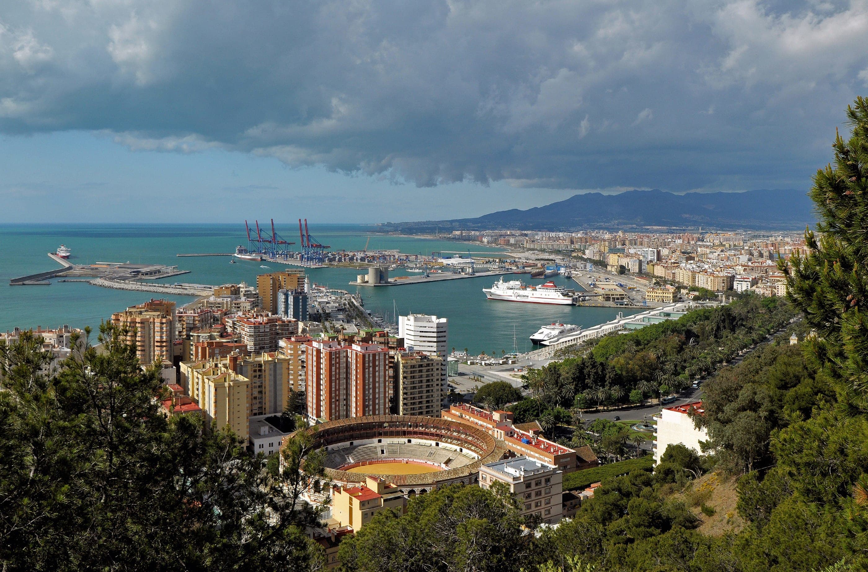 Málaga văzută de pe dealul Gibralfaro, cu arena și portul.