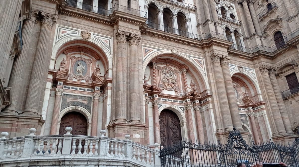 Fațada principală a catedralei din Málaga.