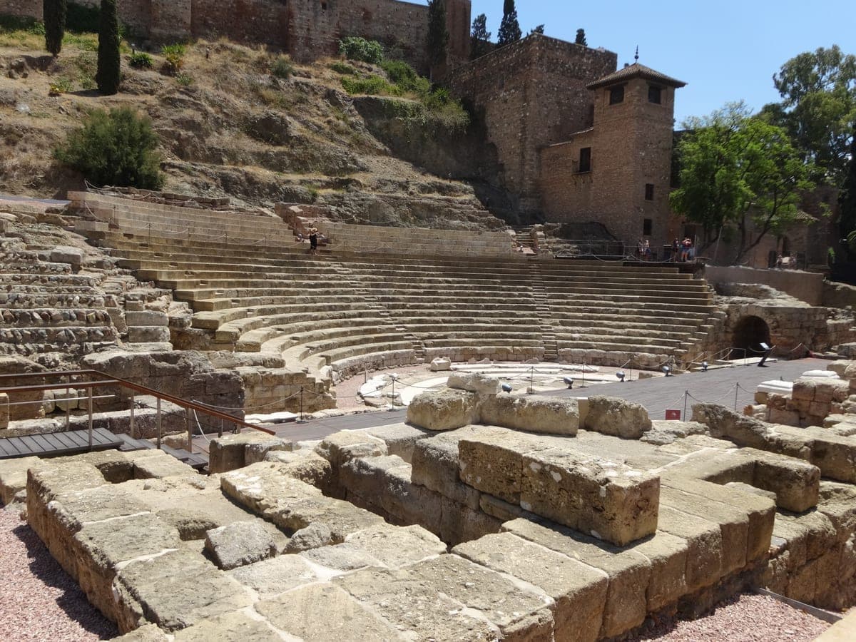Gradenele teatrului roman din Málaga, cu Alcazaba deasupra.