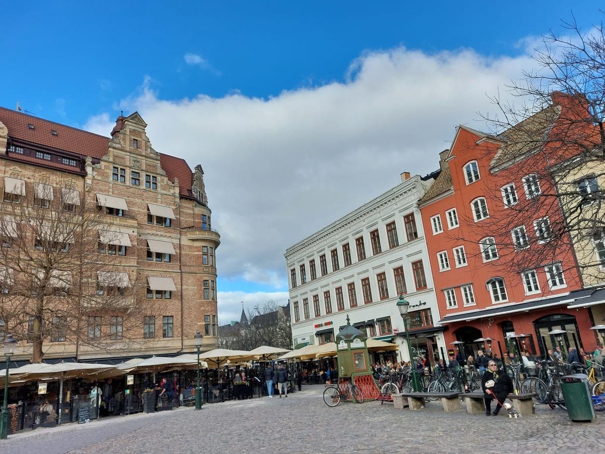 Lilla torg din Malmö, cu terasele de sub clădirile vechi.