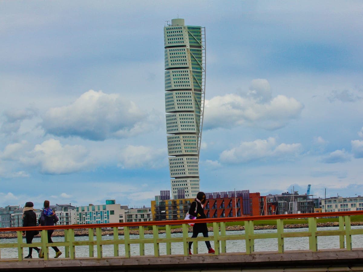Turning Torso văzut de pe faleza din Malmö.
