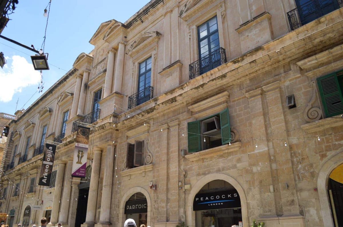 Fațada Auberge de Provence de pe strada Republicii.