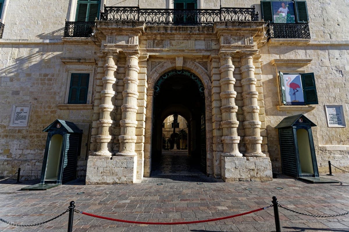 Portalul Palatului Marelui Maestru din Piața San Ġorġ.