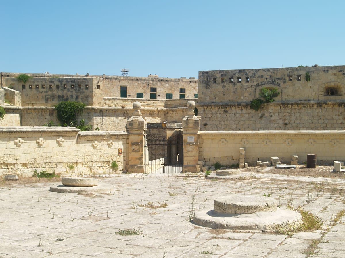 Zidurile și poarta Fortului Sant’Elmo din Valletta.