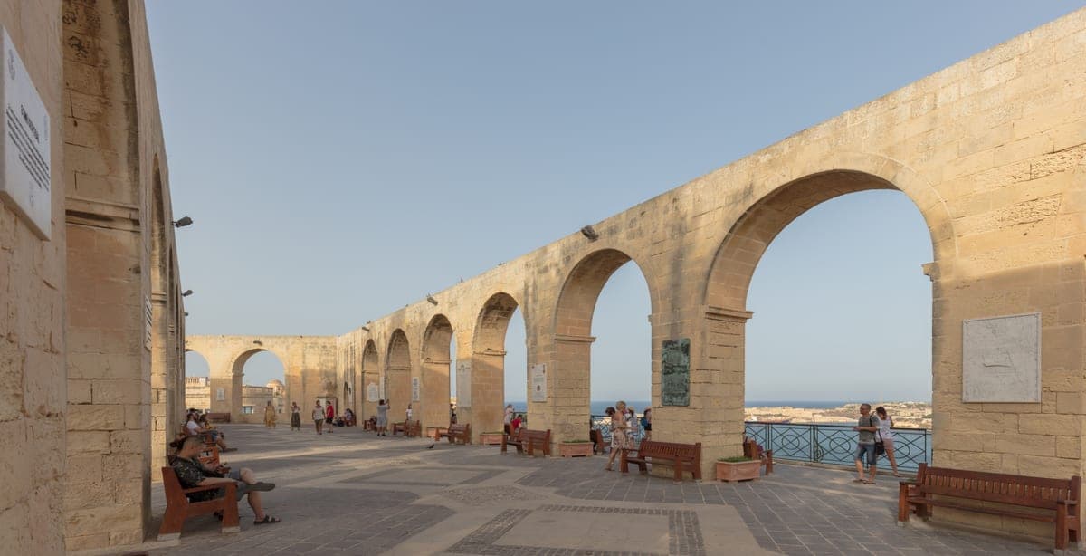 Arcadele din Upper Barrakka Gardens, deasupra Portului Mare.