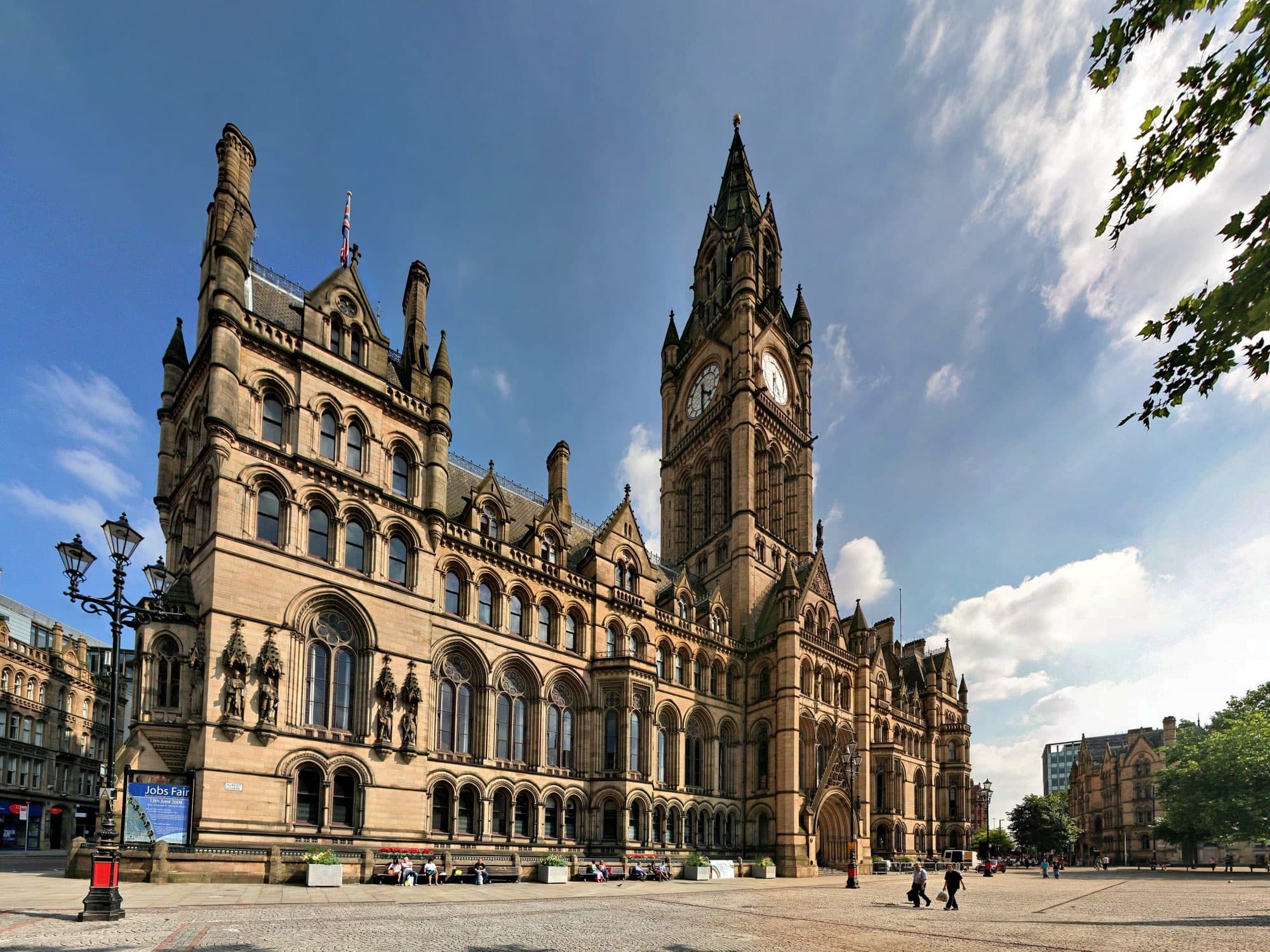 Primăria neogotică din Manchester, cu turnul cu ceas, văzută din Albert Square.
