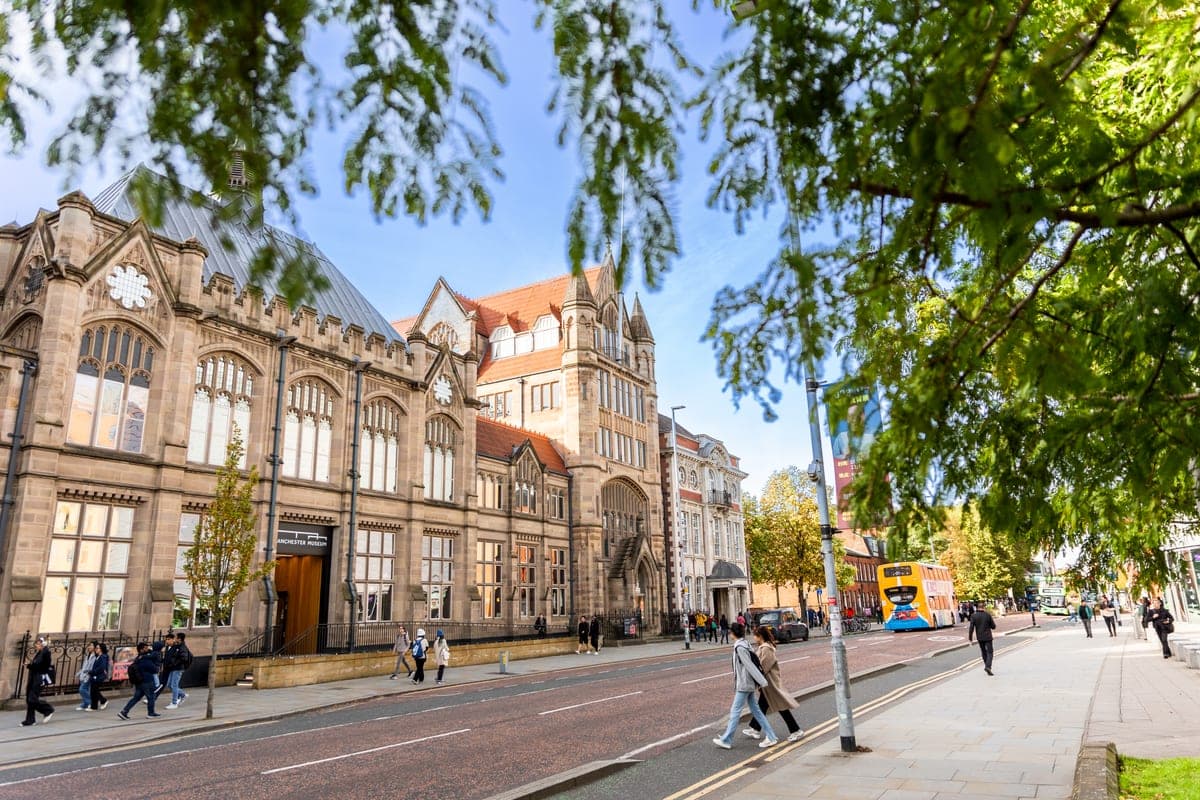 Clădirea neogotică a muzeului Manchester Museum, pe Oxford Road.