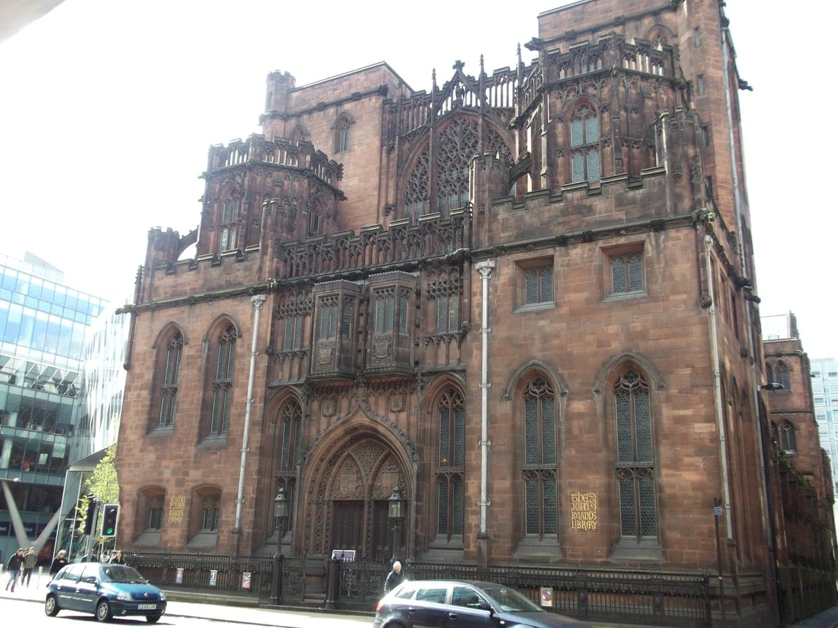 Fațada de gresie roșie a bibliotecii John Rylands, văzută de pe Deansgate.