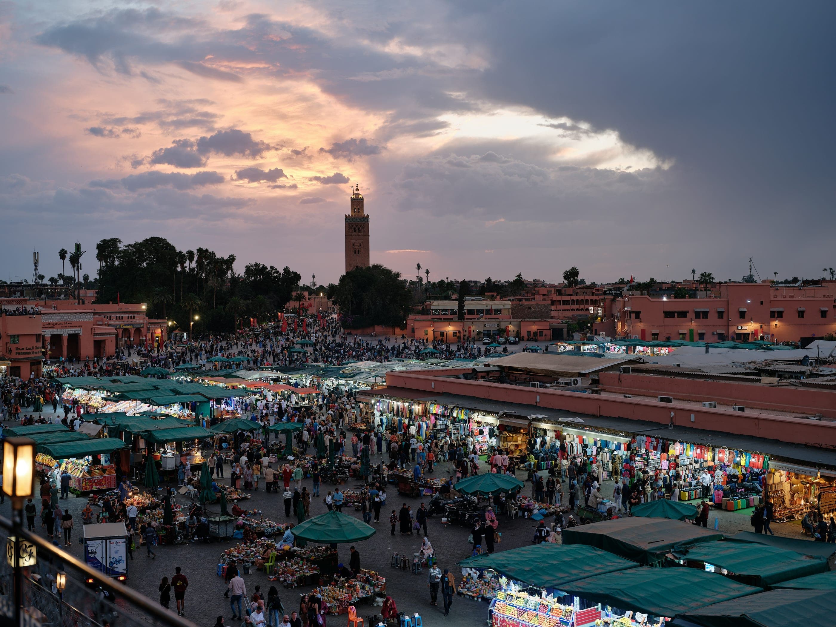 Piața Jemaa el-Fna la apus, cu minaretul Koutoubia în fundal.