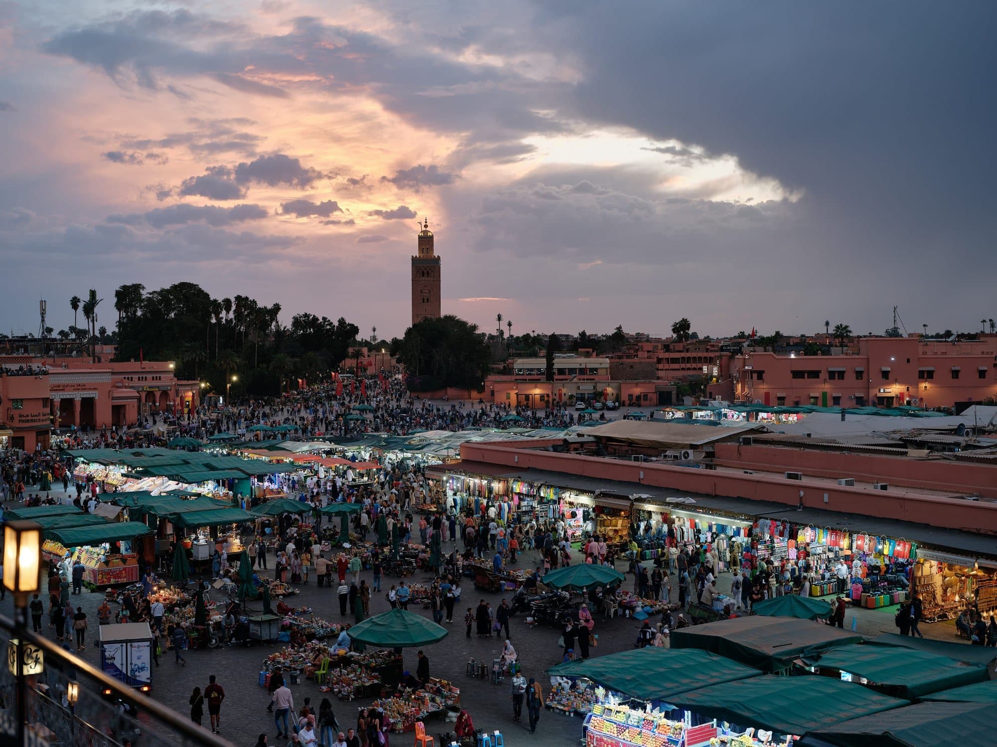 Piața Jemaa el-Fna la apus, cu minaretul Koutoubia în fundal.