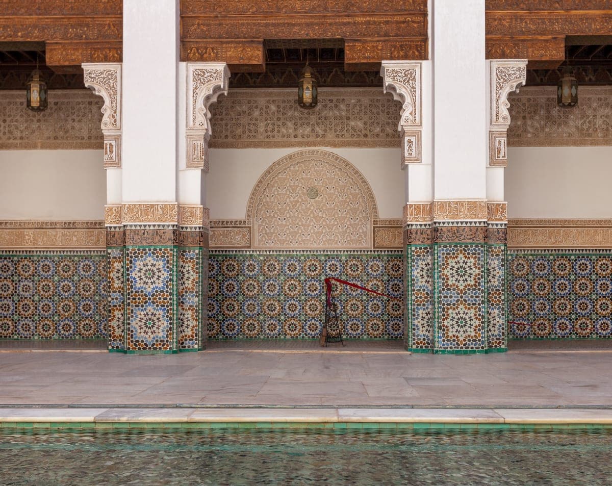Curtea Medersei Ben Youssef, cu pereții acoperiți de zellij.