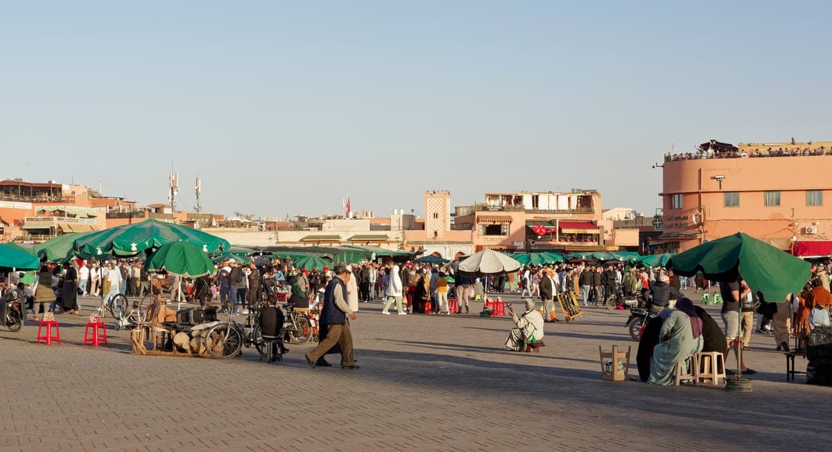 Piața Jemaa el-Fna, cu tarabele sub umbrele verzi.