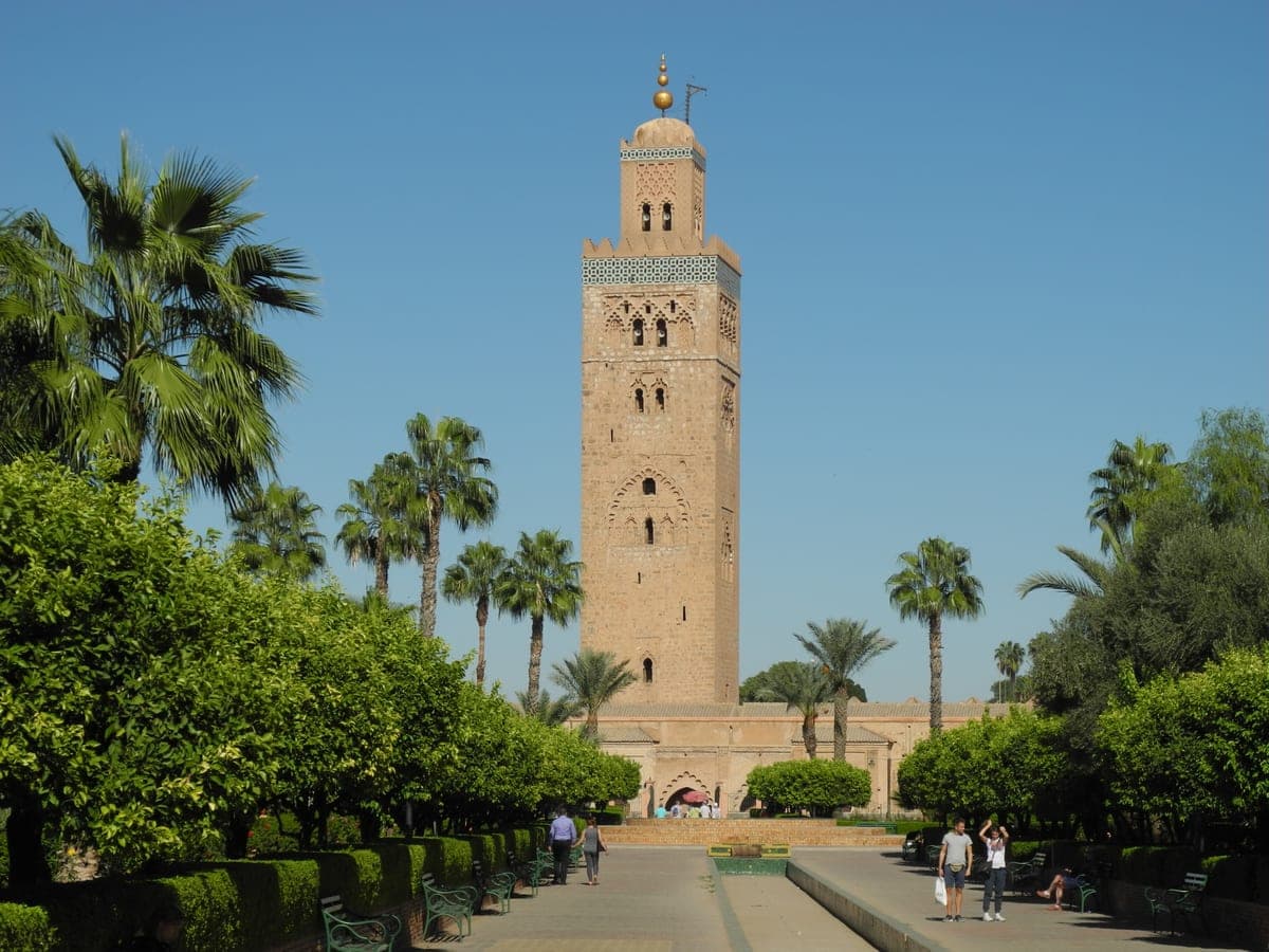 Minaretul Koutoubia văzut din parcul din fața moscheii.