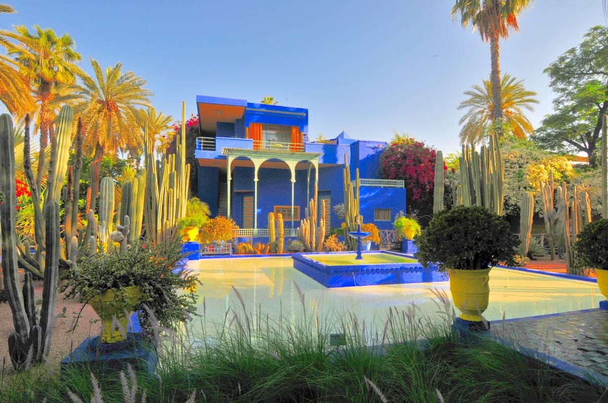 Vila albastră din Grădina Majorelle, între cactuși și palmieri.