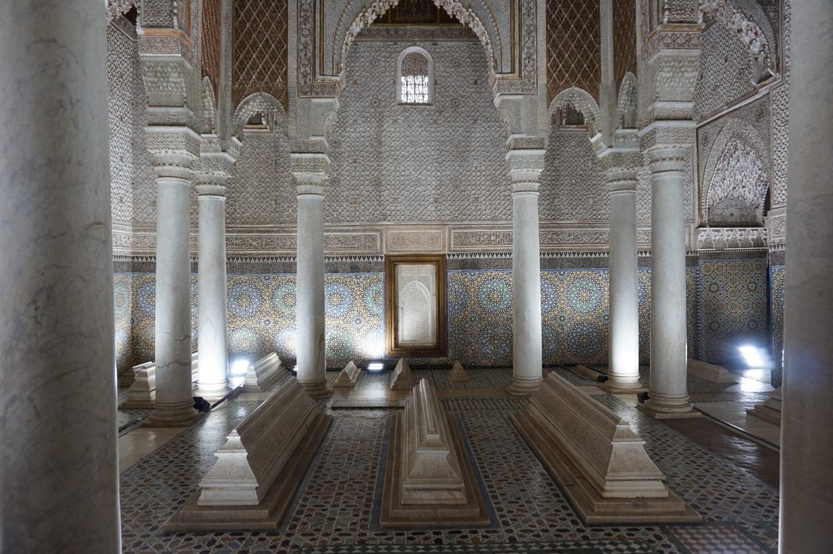 Sala cu coloane de marmură din mormintele saadiene.