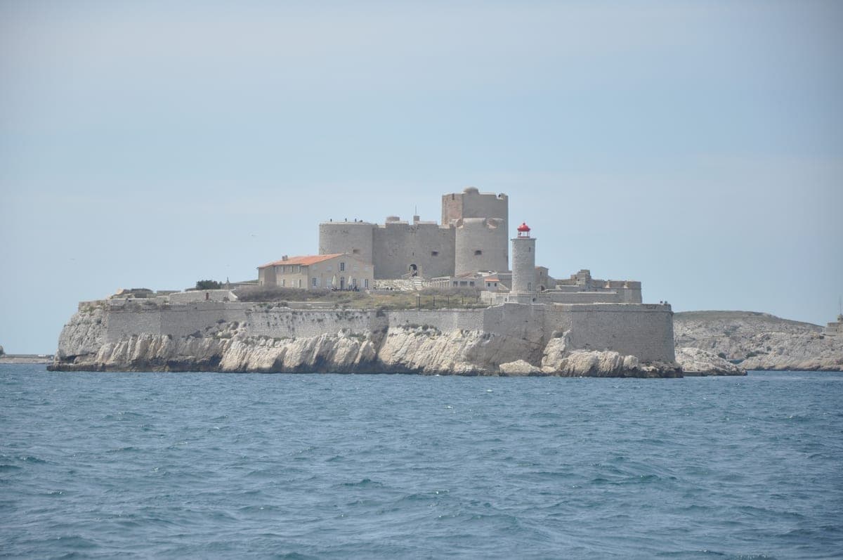 Château d'If, fortăreața de pe insula din fața Marsiliei, văzută de pe mare.