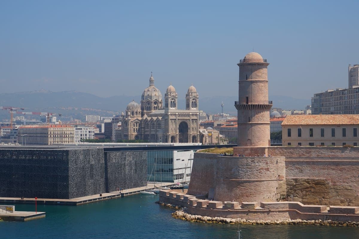 Clădirea J4 a muzeului Mucem, lângă turnul fortului Saint-Jean și catedrala La Major.