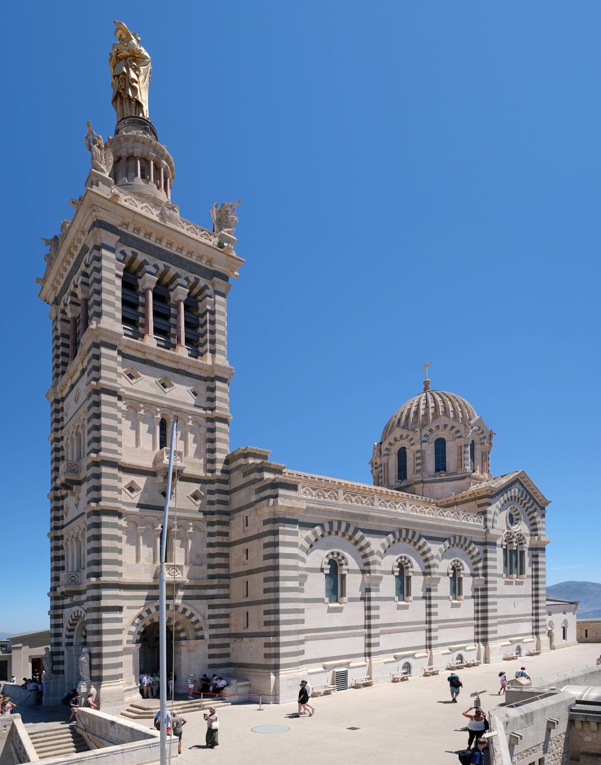 Bazilica Notre-Dame de la Garde, cu turnul și statuia aurită a Fecioarei.