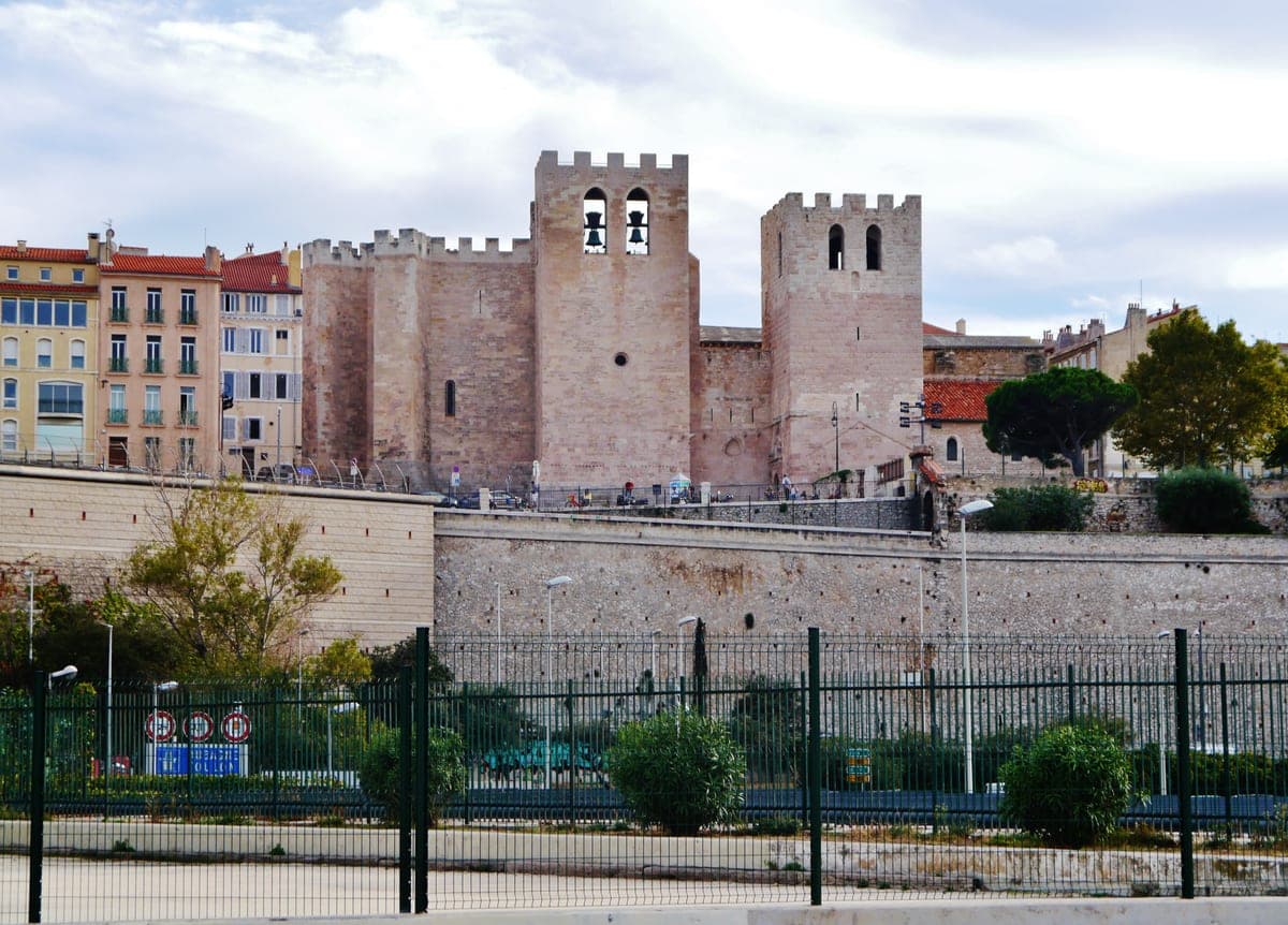 Fațada fortificată a abației Saint-Victor din Marsilia, cu cele două turnuri de piatră.