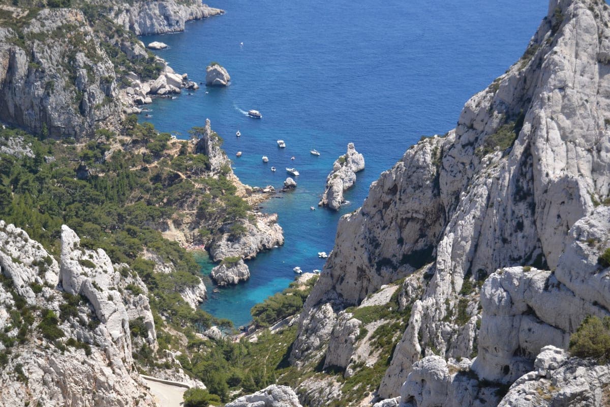 Calanca Sugiton, cu apa turcoaz între stânci albe.