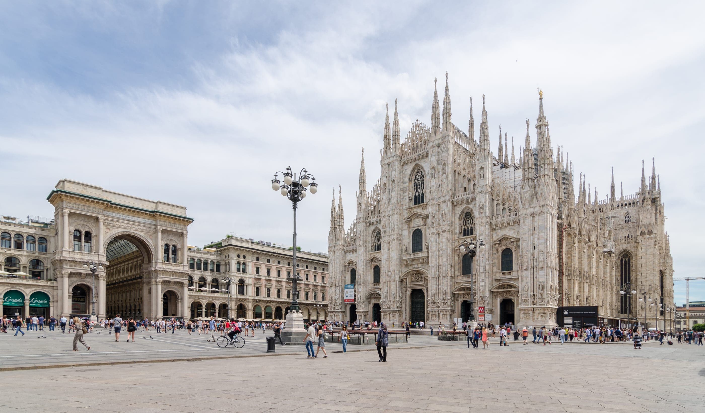 Domul din Milano văzut din piaţă, cu arcul de intrare în Galleria Vittorio Emanuele II în stânga.