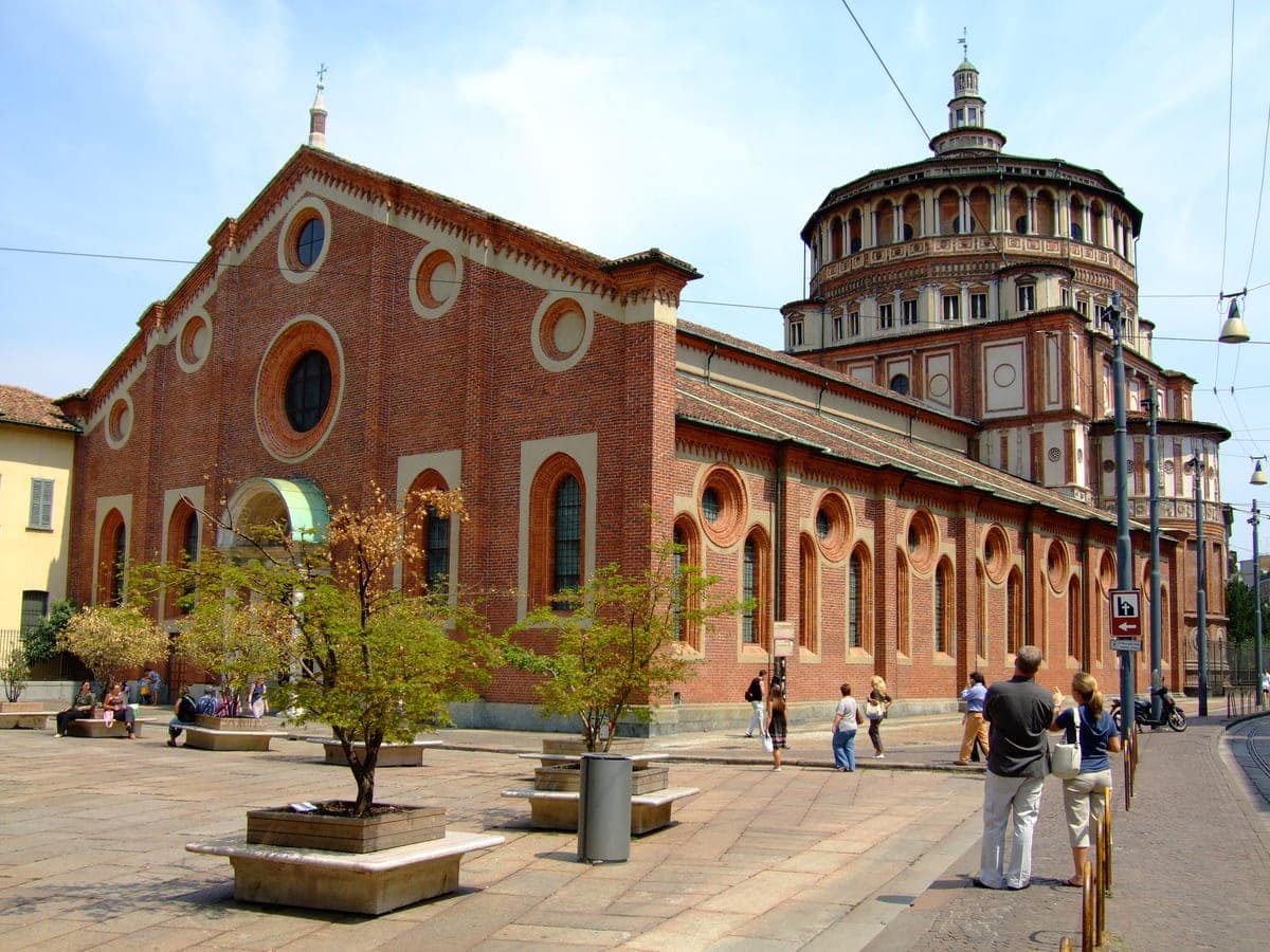 Biserica Santa Maria delle Grazie din Milano, cu faţada de cărămidă şi tamburul renascentist.