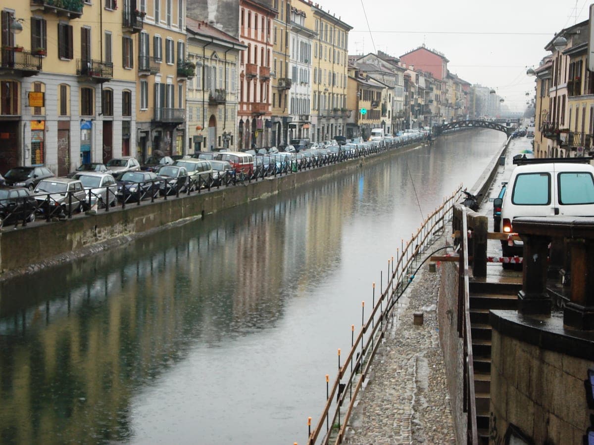 Naviglio Grande intrând în Darsena din Milano, cu case colorate pe malul canalului.