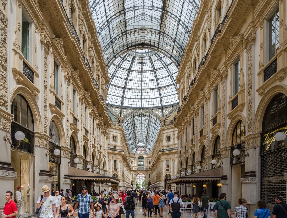 Interiorul Galleriei Vittorio Emanuele II, cu acoperişul de sticlă şi fier şi faţadele decorate.