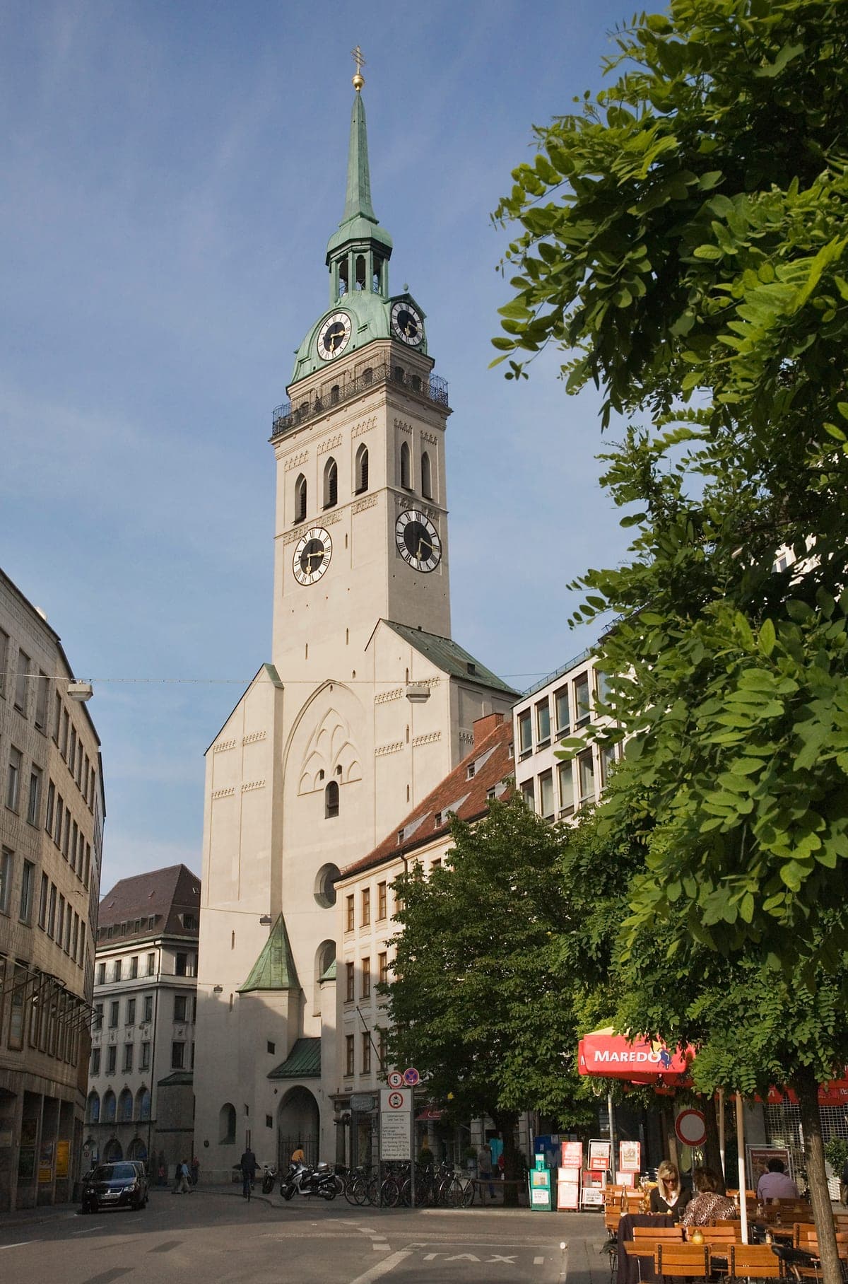 Turnul bisericii St. Peter, „Alter Peter", deasupra caselor din centrul Münchenului.