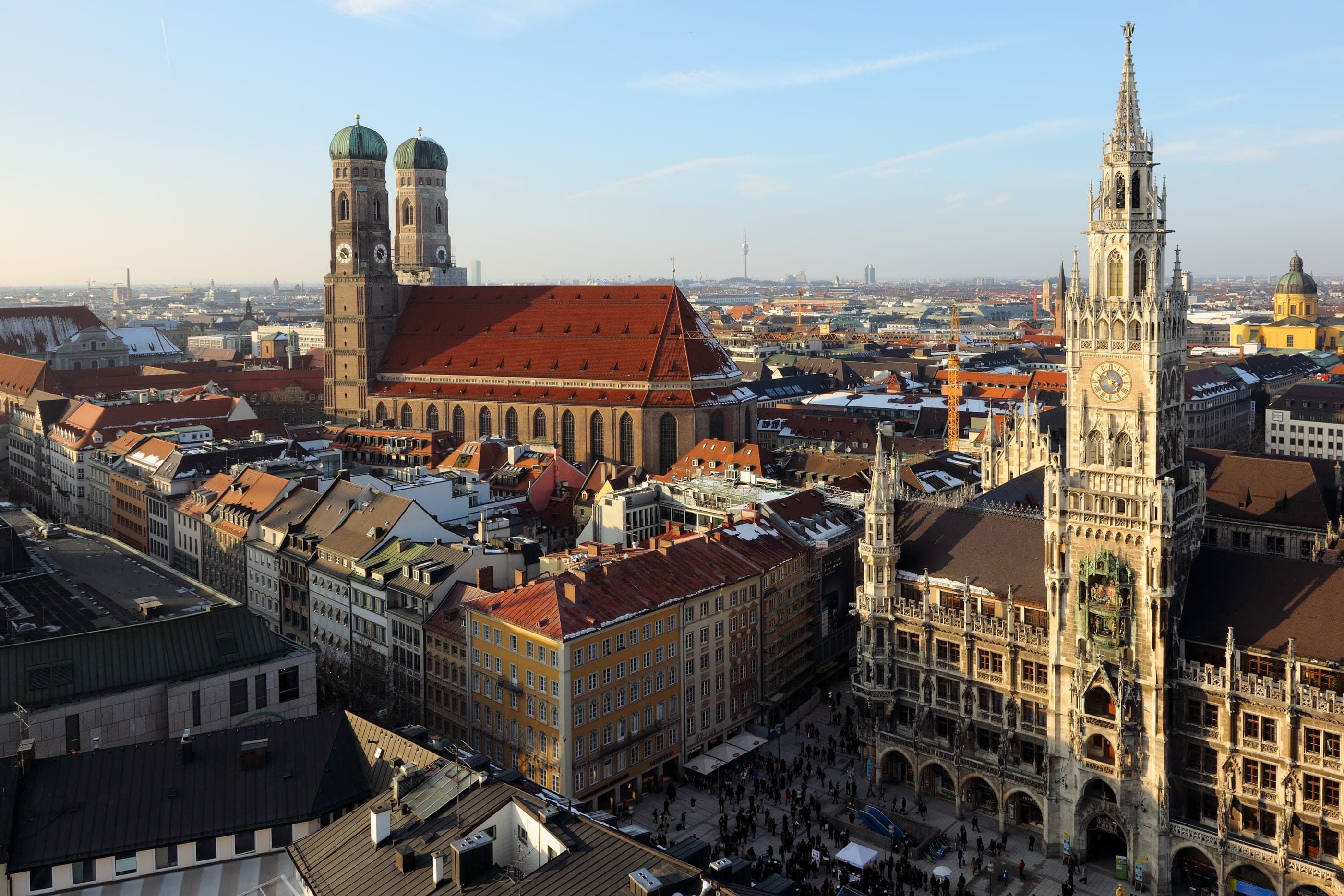 Turnurile Frauenkirche şi turnul Noii Primării, deasupra acoperişurilor din centrul Münchenului.