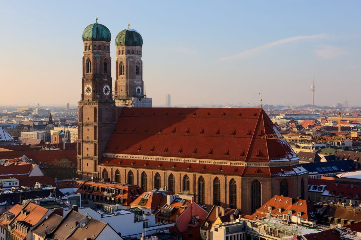 Frauenkirche din München, cu cele două turnuri de cărămidă.
