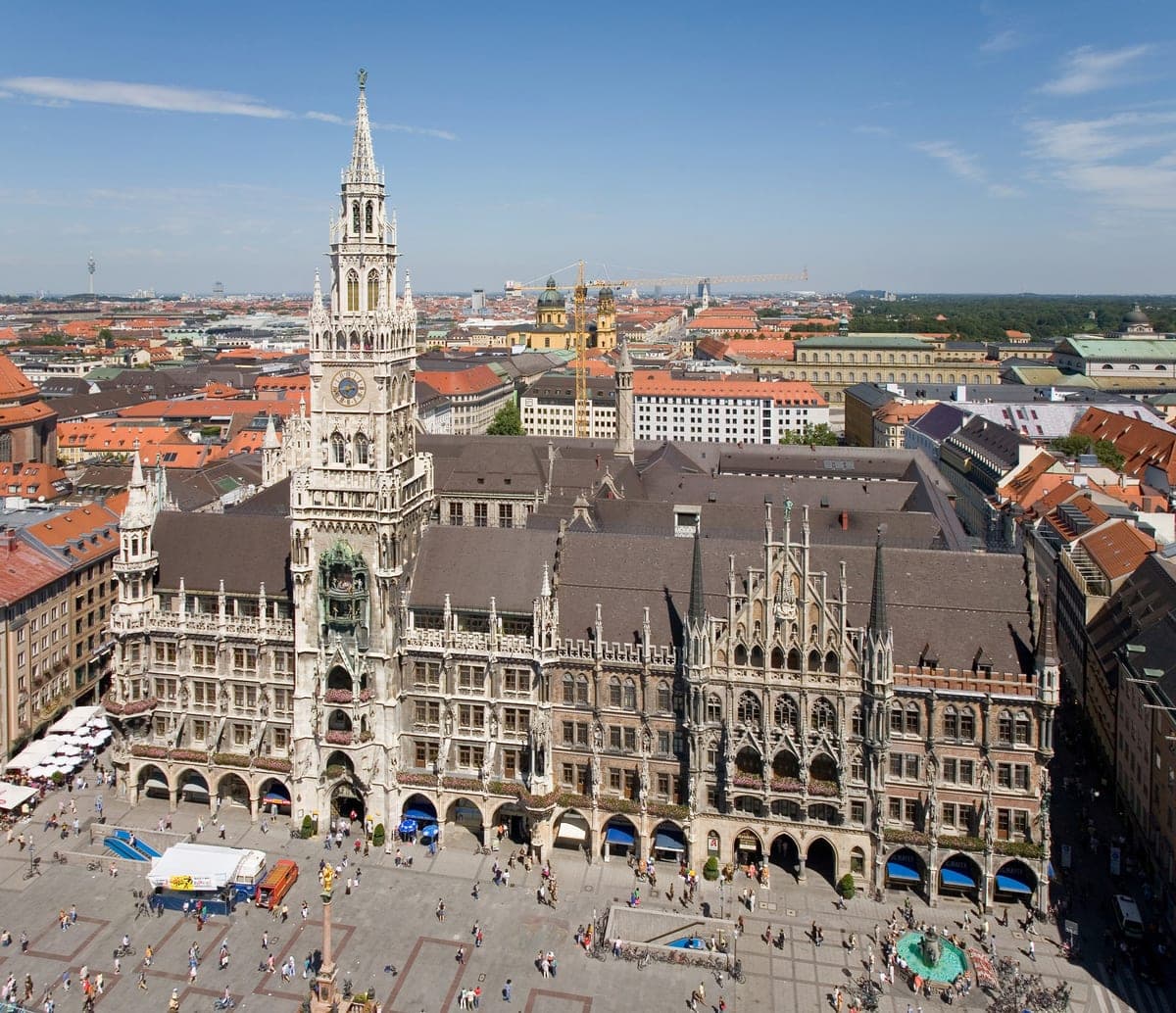 Noua Primărie din Marienplatz văzută de sus, cu piaţa în faţă.