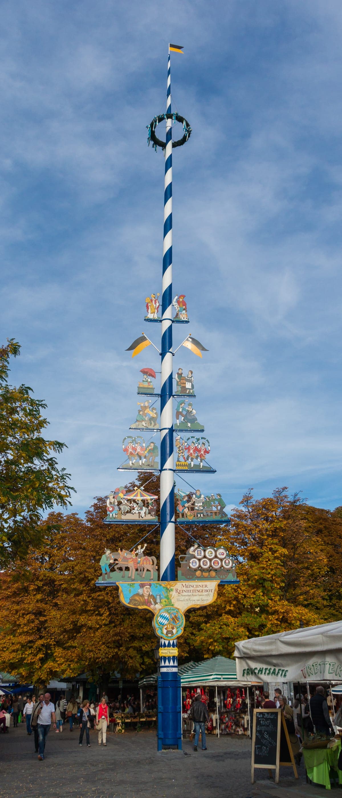 Arborele de mai din Viktualienmarkt, cu figurinele meseriilor pe el.