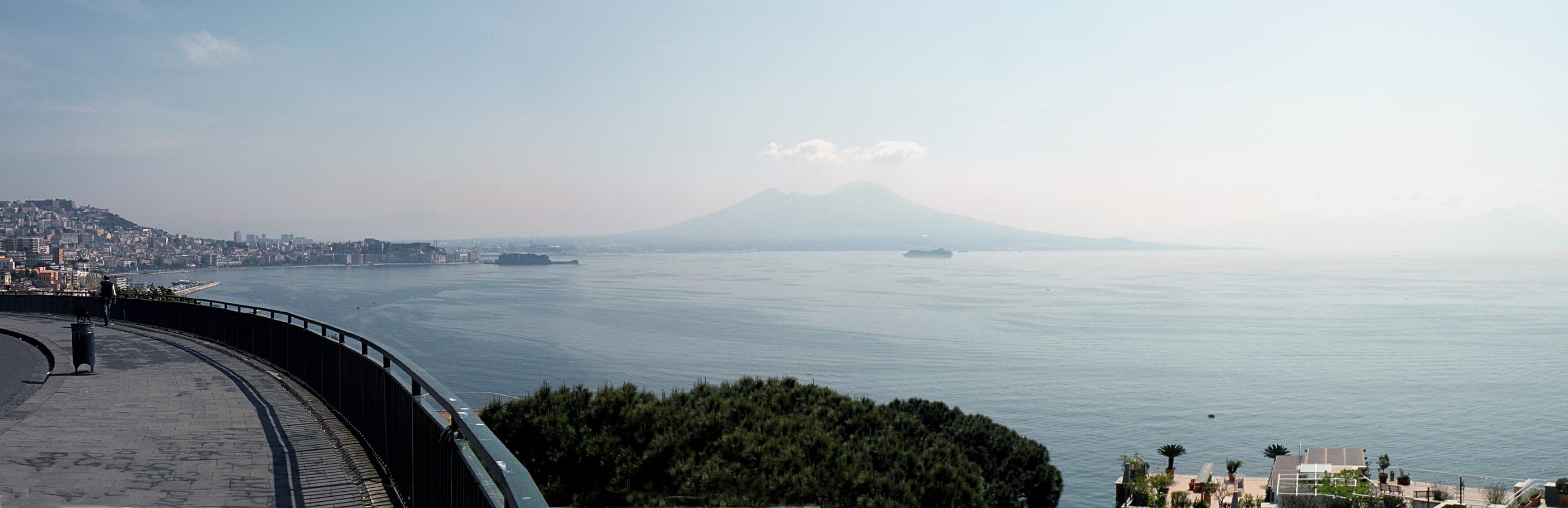 Golful Napoli, cu oraşul pe mal.