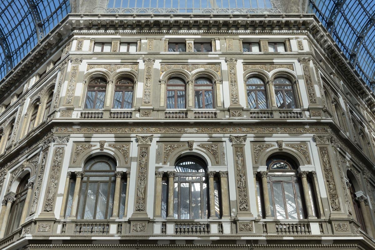 Interiorul Galleriei Umberto I, cu cupola de sticlă şi fier.