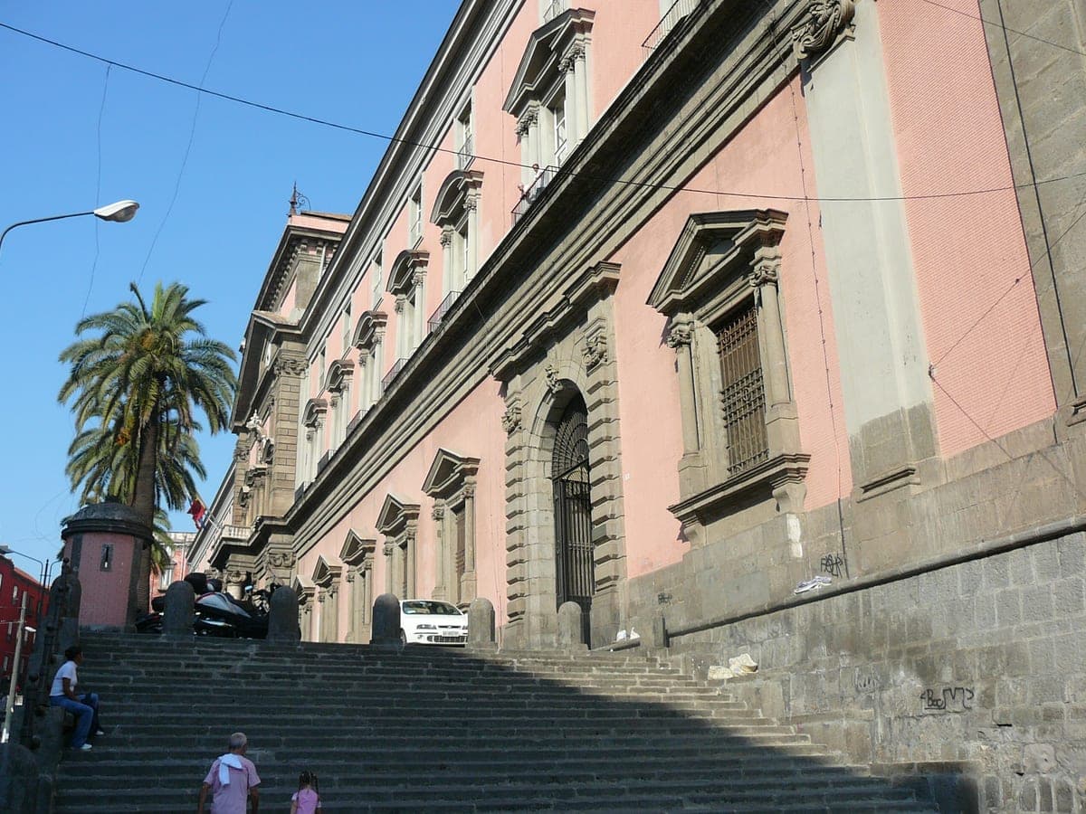 Faţada Muzeului Arheologic Naţional din Napoli.
