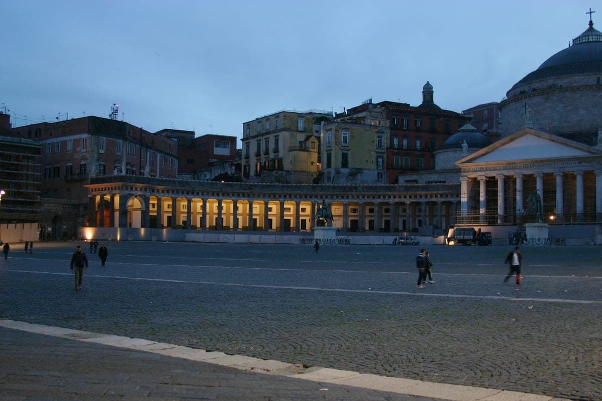 Piazza del Plebiscito cu biserica San Francesco di Paola şi colonada ei.
