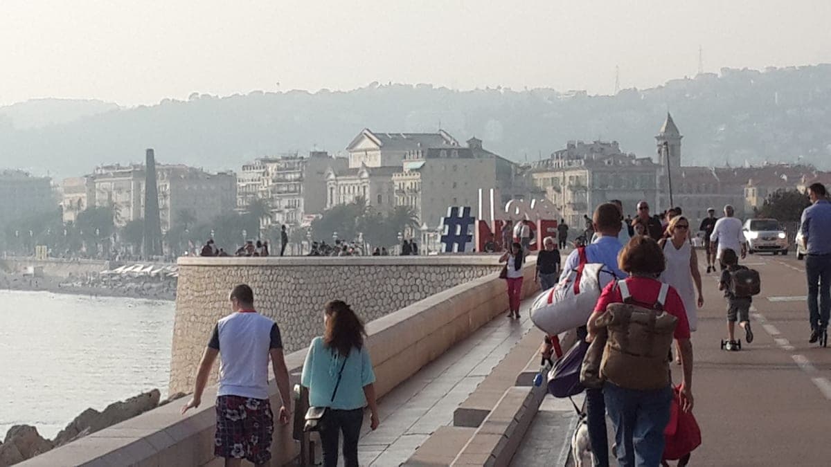 Faleza Promenade des Anglais din Nisa, cu marea în stânga.