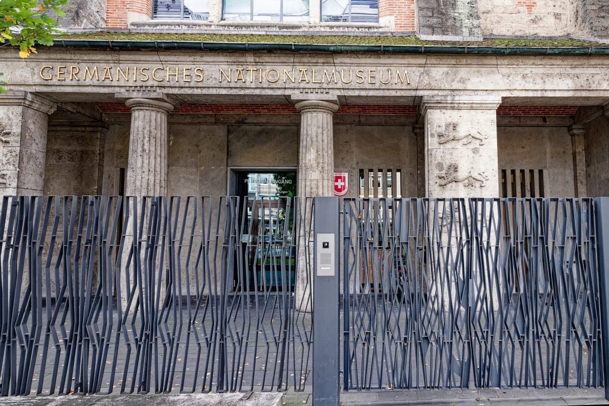 Vechea intrare a Germanisches Nationalmuseum, cu numele muzeului pe fațadă.