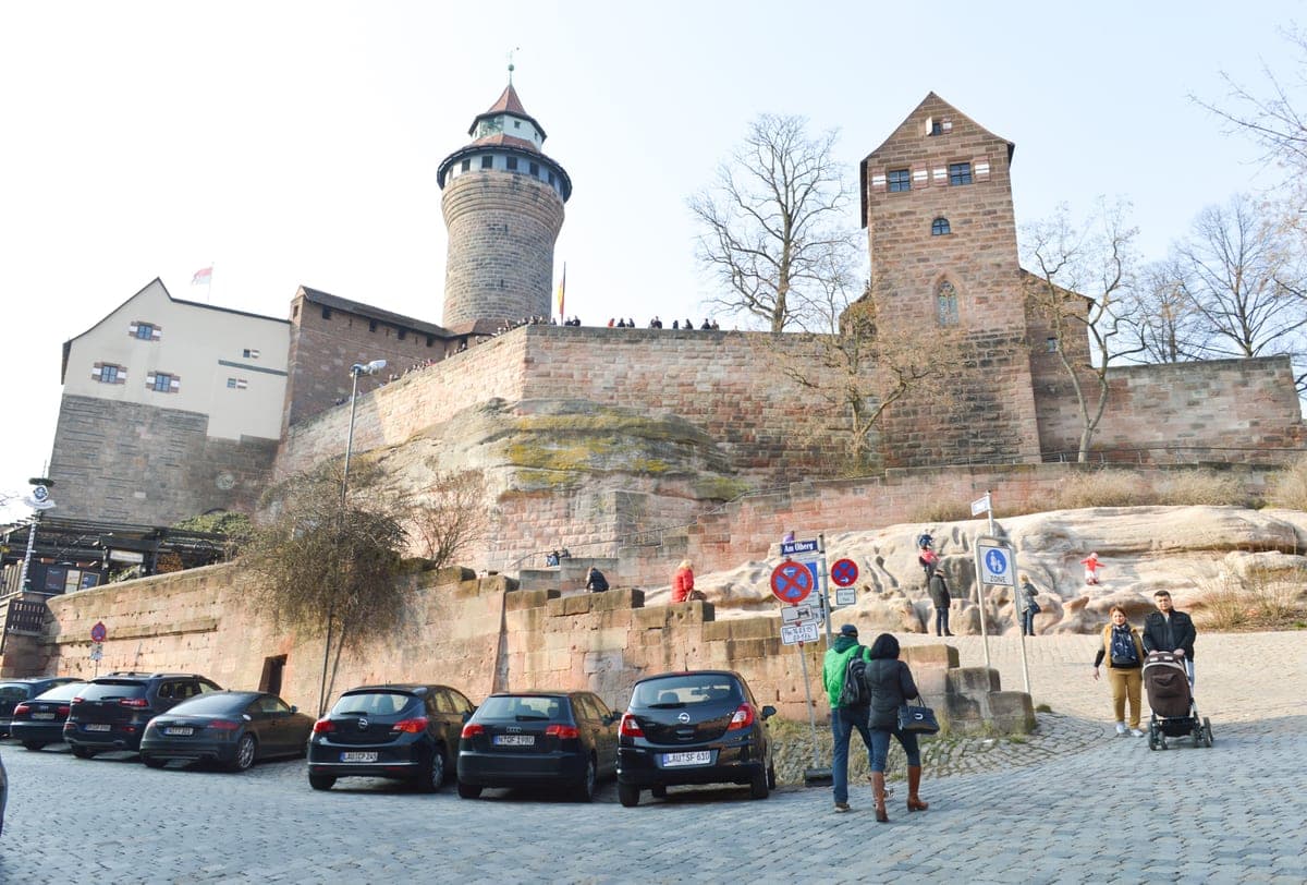 Zidurile Kaiserburg cu turnul rotund Sinwell, văzute de pe stradă, de sub cetate.