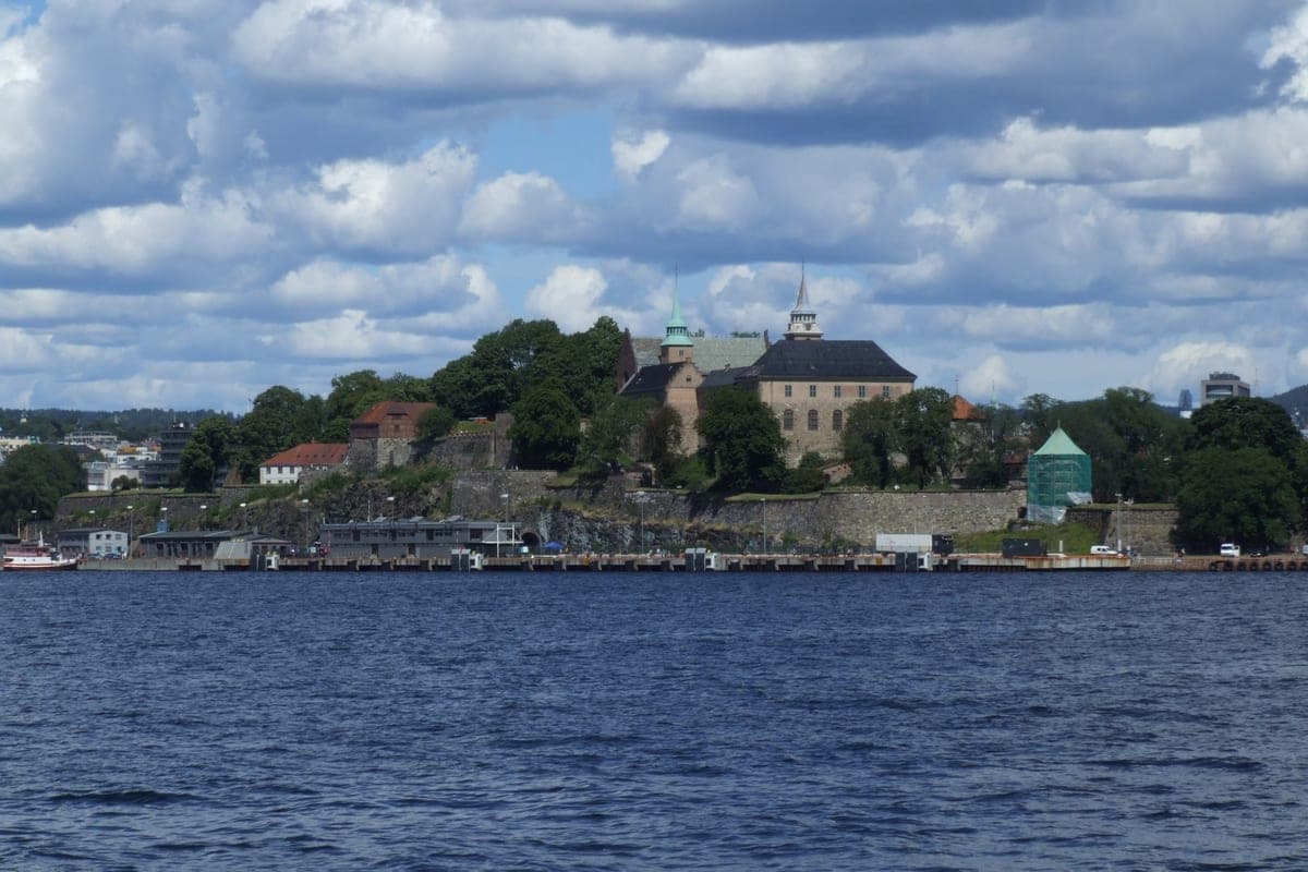 Cetatea Akershus văzută de pe apă, deasupra zidurilor de pe mal.