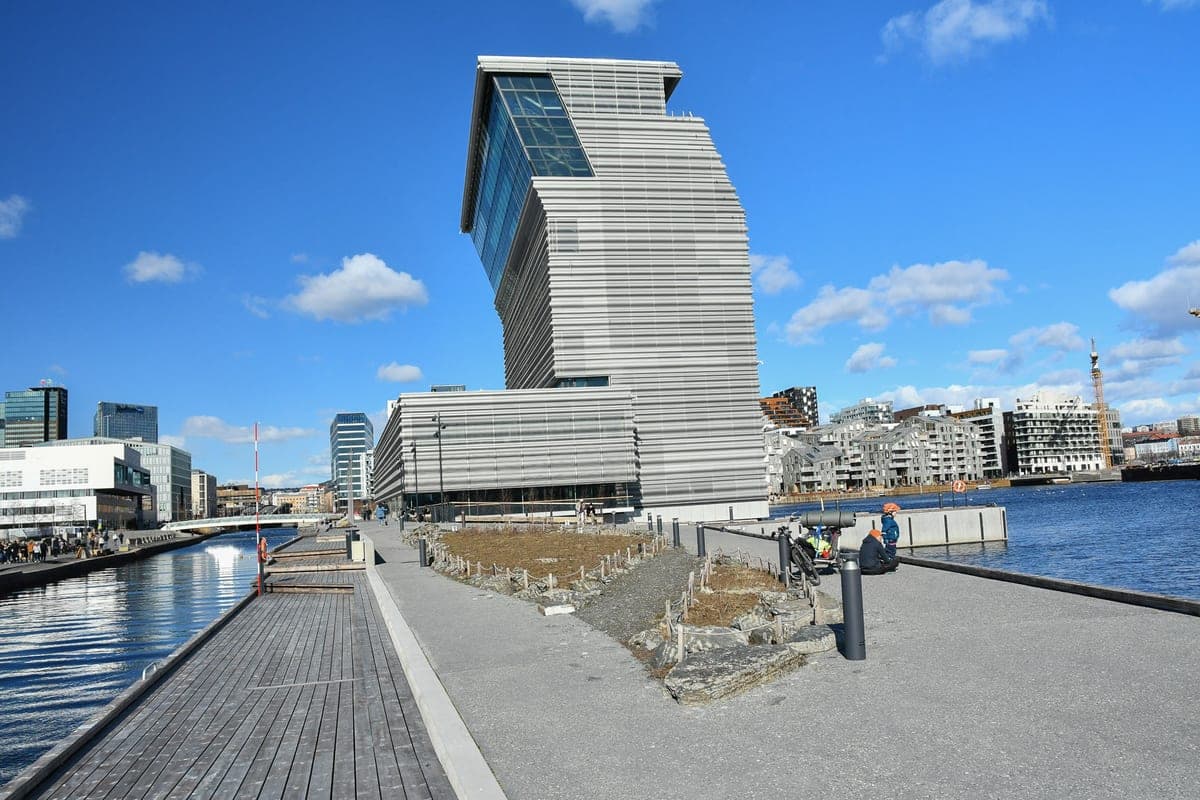 Clădirea înaltă a muzeului MUNCH din Bjørvika, pe malul apei.