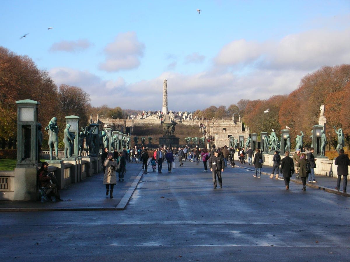 Podul cu sculpturi din Vigelandsparken, cu Monolitul în capăt.