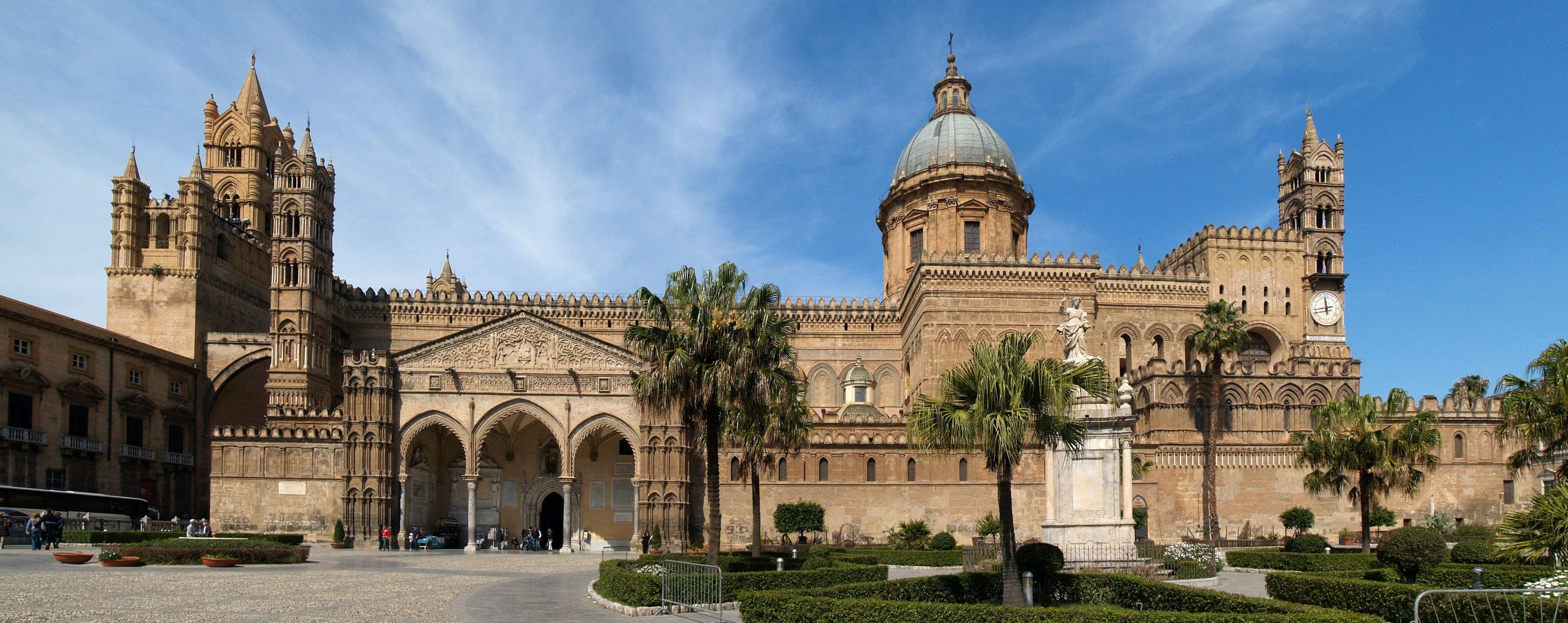 Catedrala din Palermo văzută din piața din fața ei.