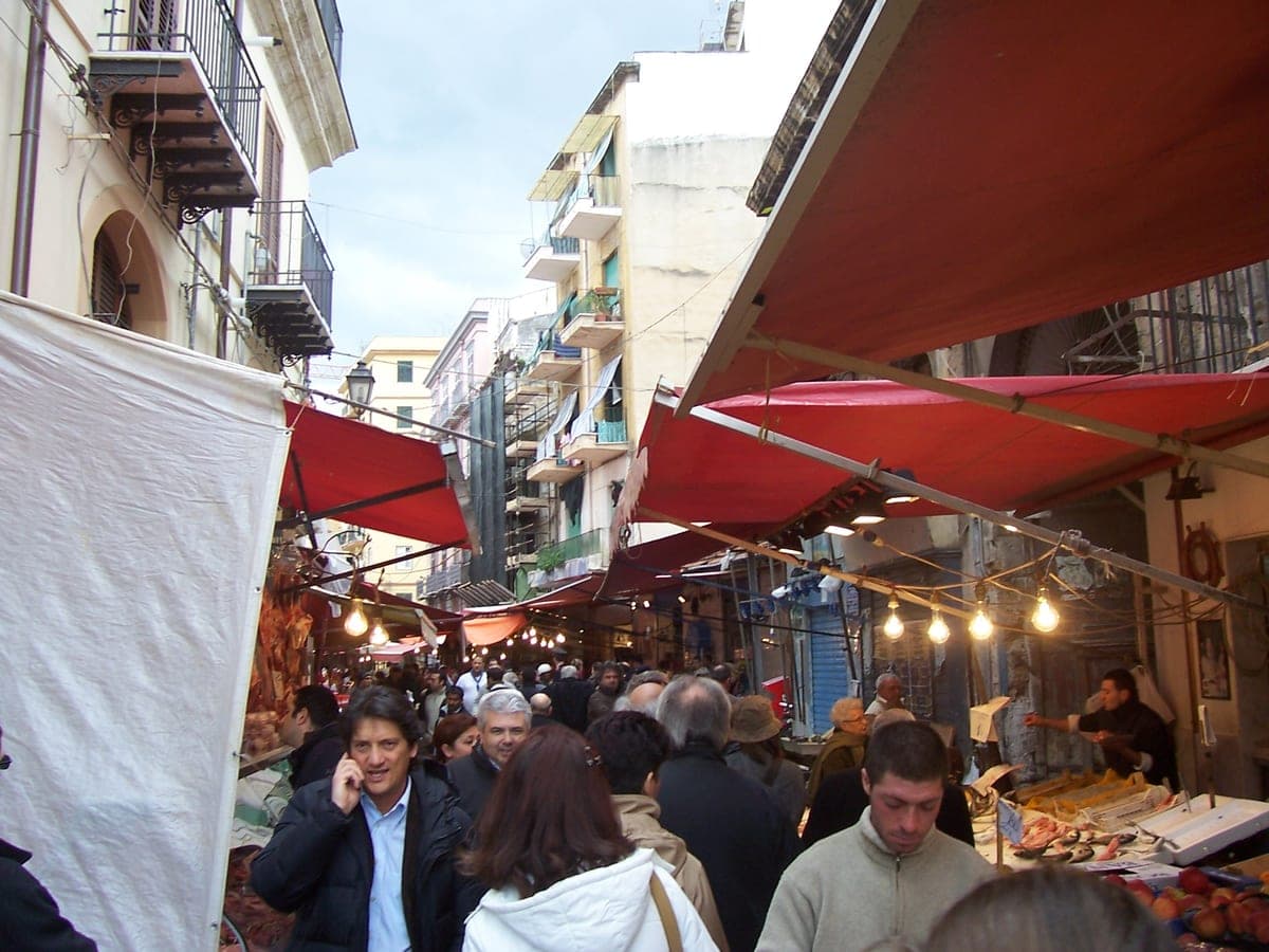 Tarabele din piața Ballarò, pe o stradă din Palermo.