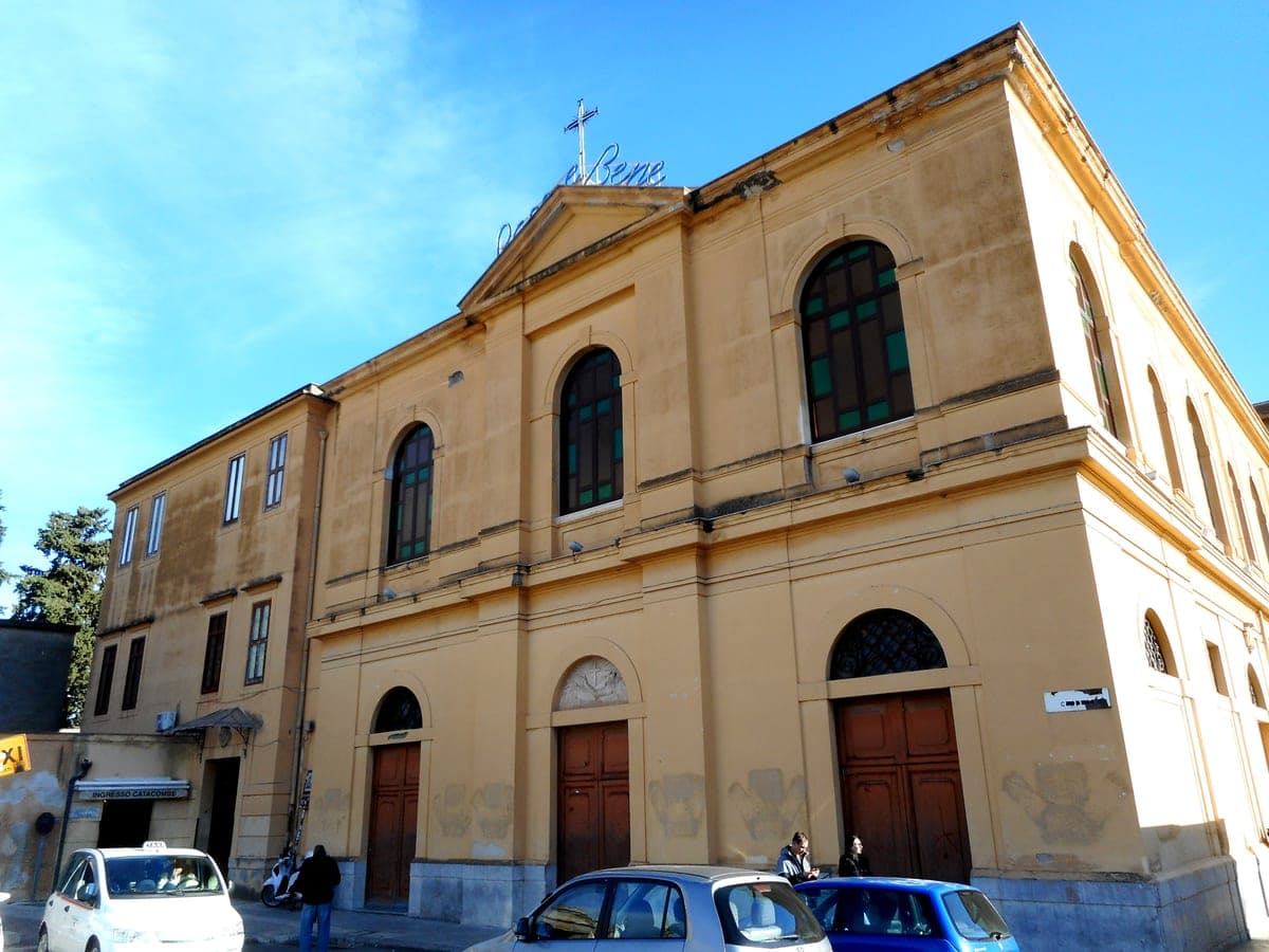 Biserica mănăstirii capucinilor din Palermo, văzută din stradă.