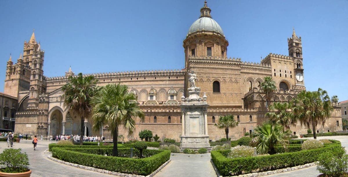 Catedrala din Palermo și grădina din fața ei.