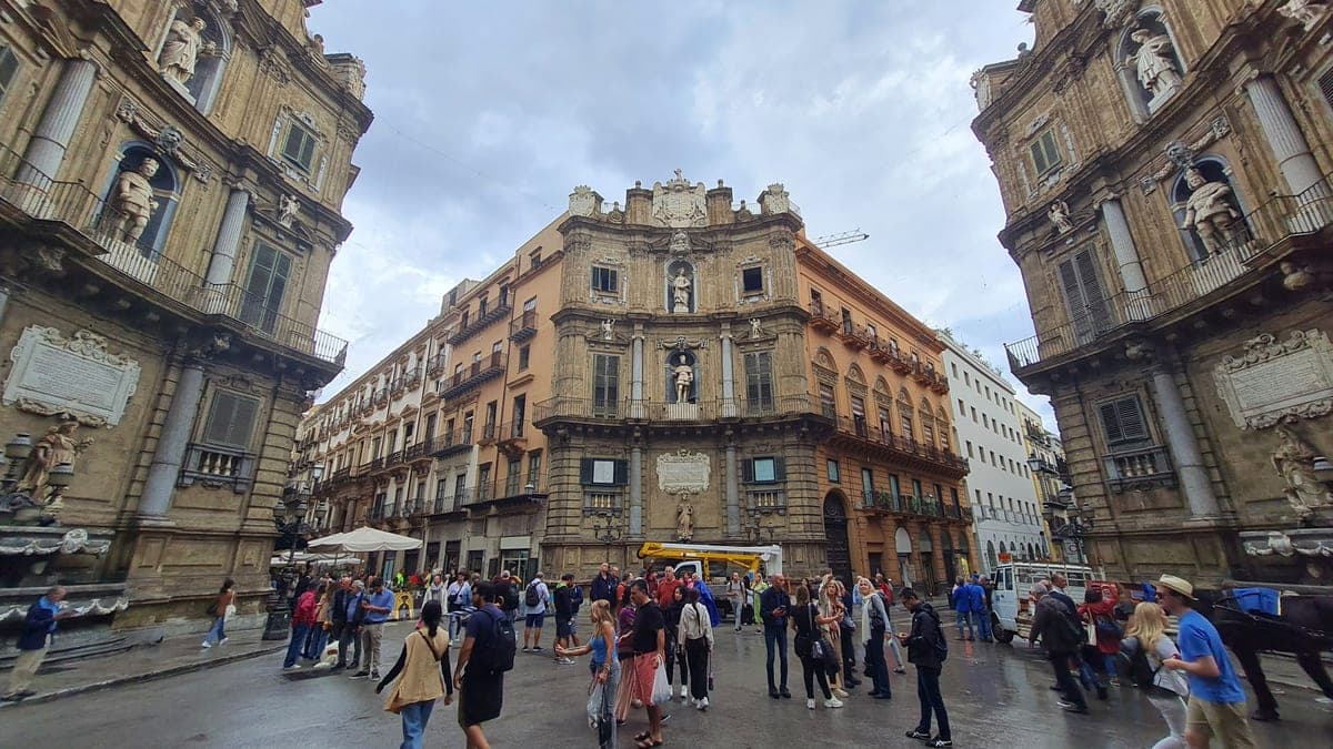 Răscrucea Quattro Canti din Palermo, cu fațadele ei curbe.
