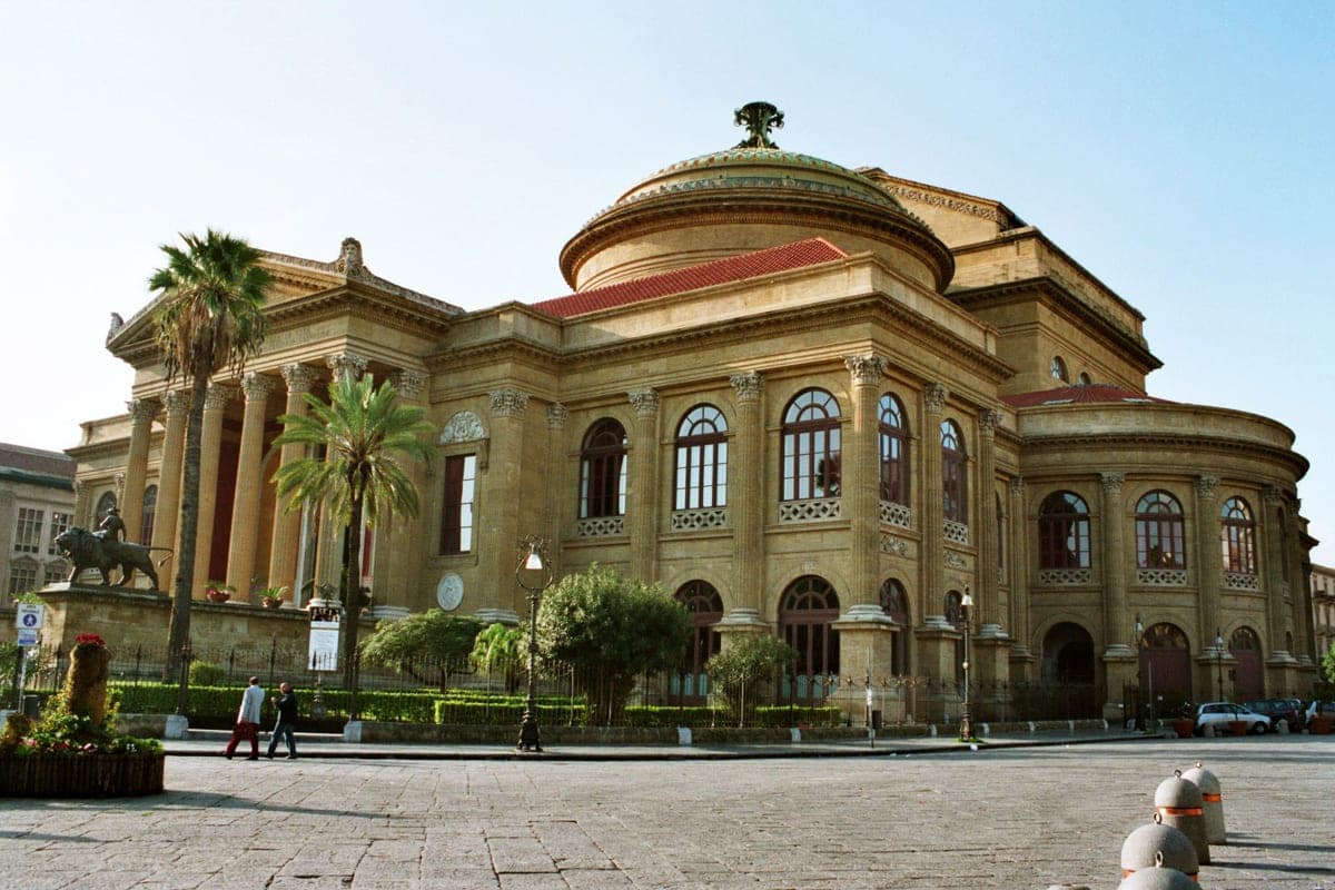 Clădirea Teatro Massimo din Palermo, cu scările și cupola.