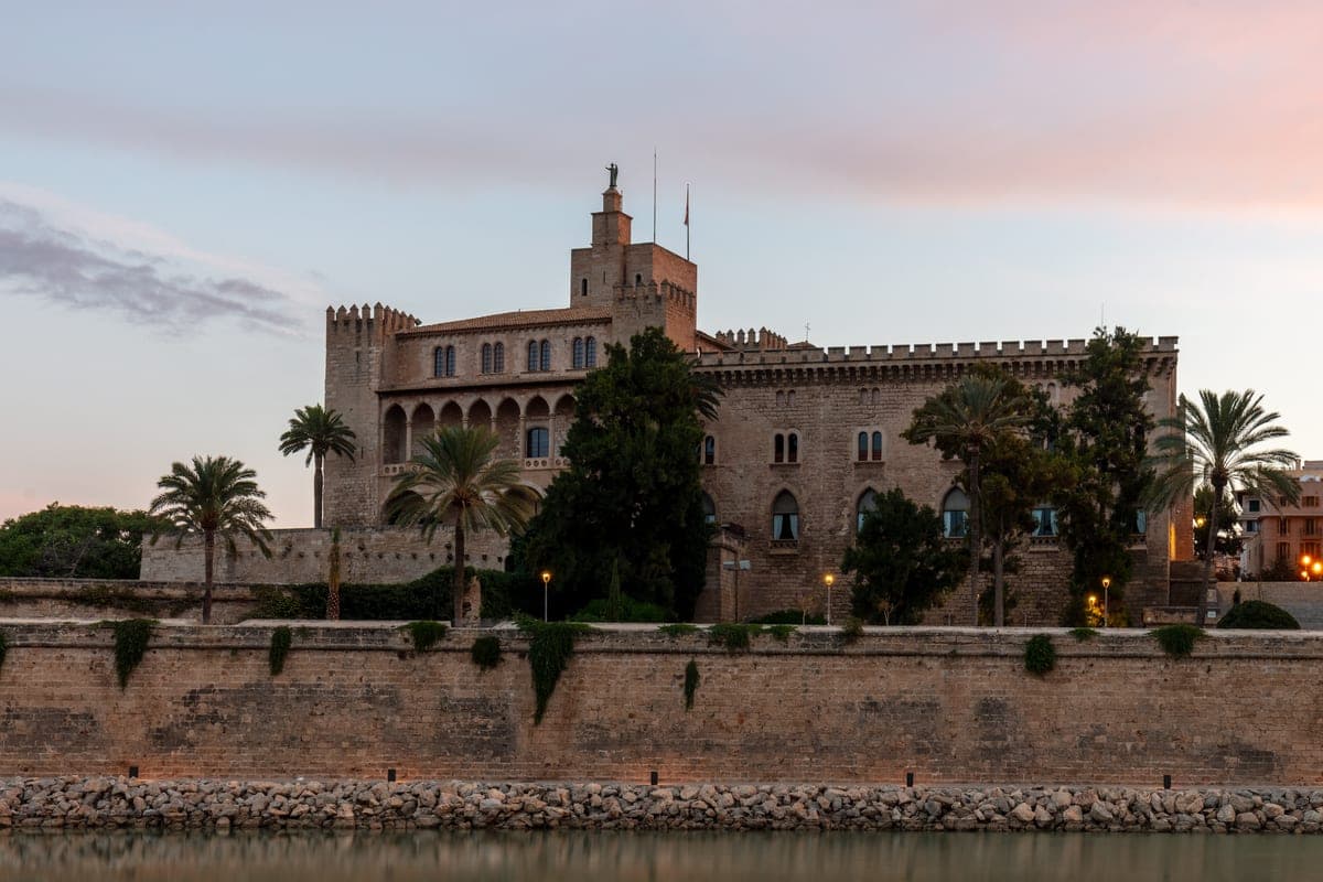 Fațada dinspre mare a Palatului Regal Almudaina din Palma.